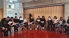 Foto der Lehrlinge im Sesselkreis beim Einstudieren ihres Rap-Textes